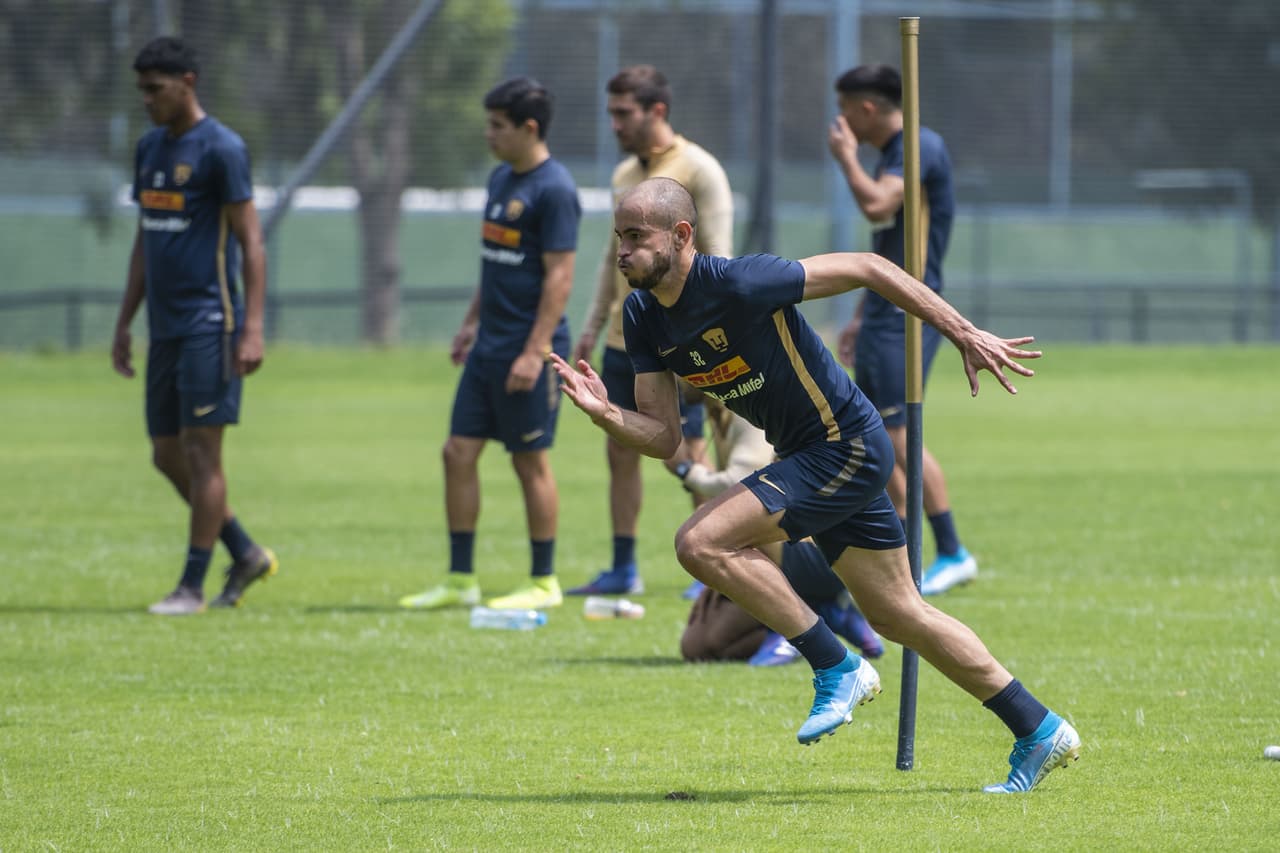 Estuvo dos años en segunda división de Chile y salió campeón goleador. Luego jugó en primera con el Santiago Wanders y el Huachipato.