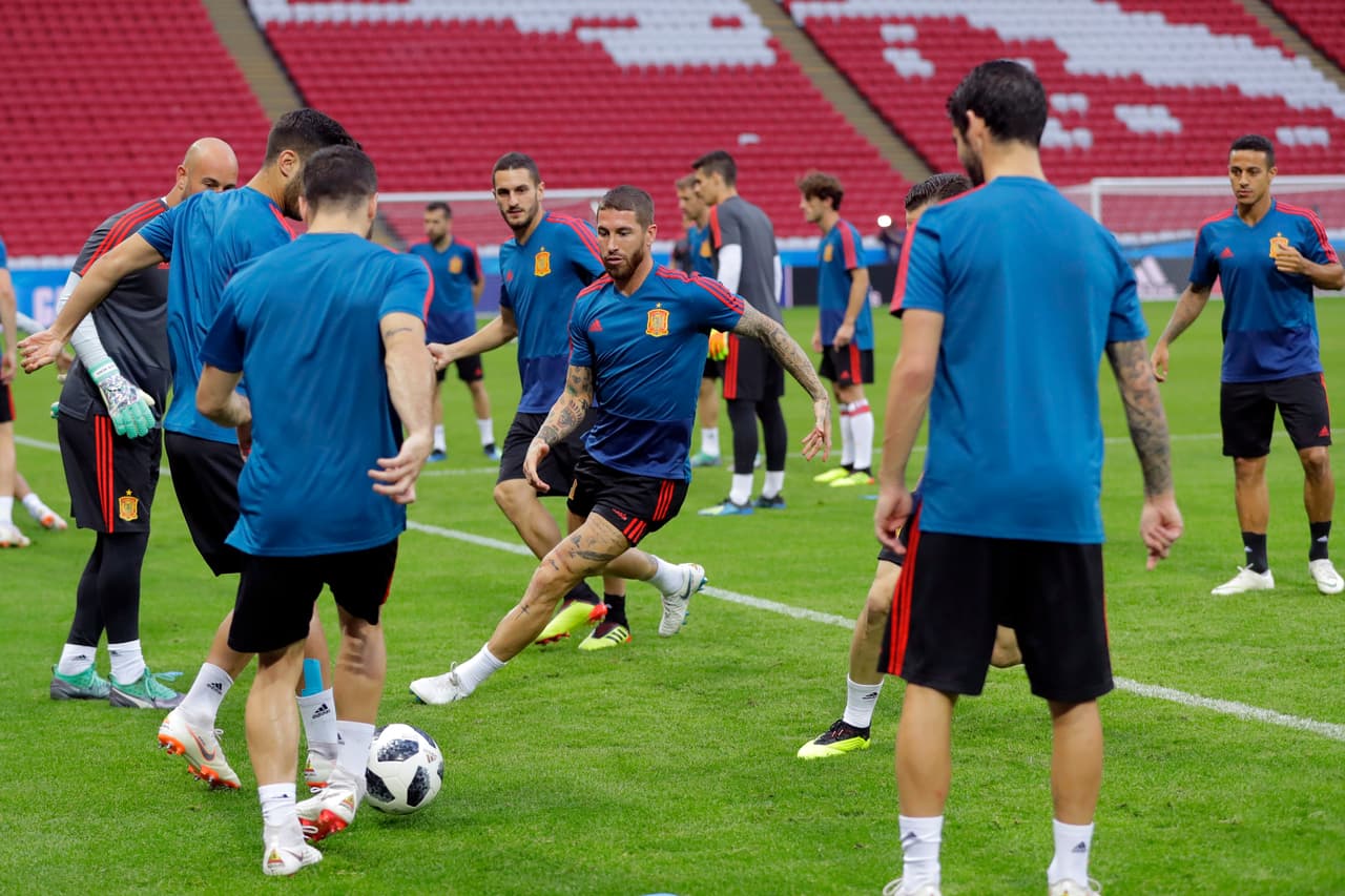 En el centro del círculo el férreo defensa Sergio Ramos del Real Madrid. Su trabajo será dirigir el tránsito en la zona trasera del equipo hispano, maniantando el ataque persa.