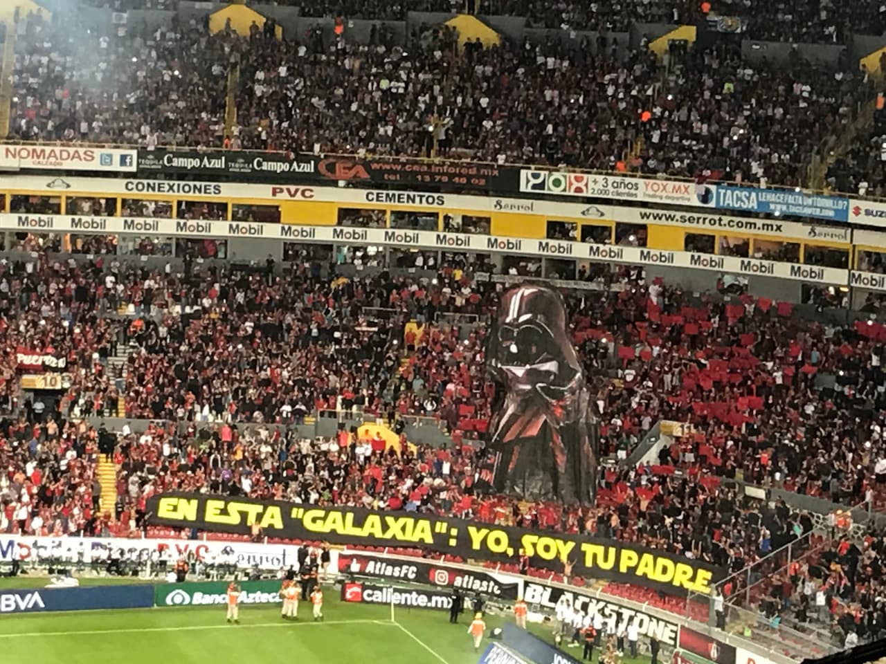 La barra rojinegra hizo su parte antes de comenzar el partido en el Estadio Jalisco.