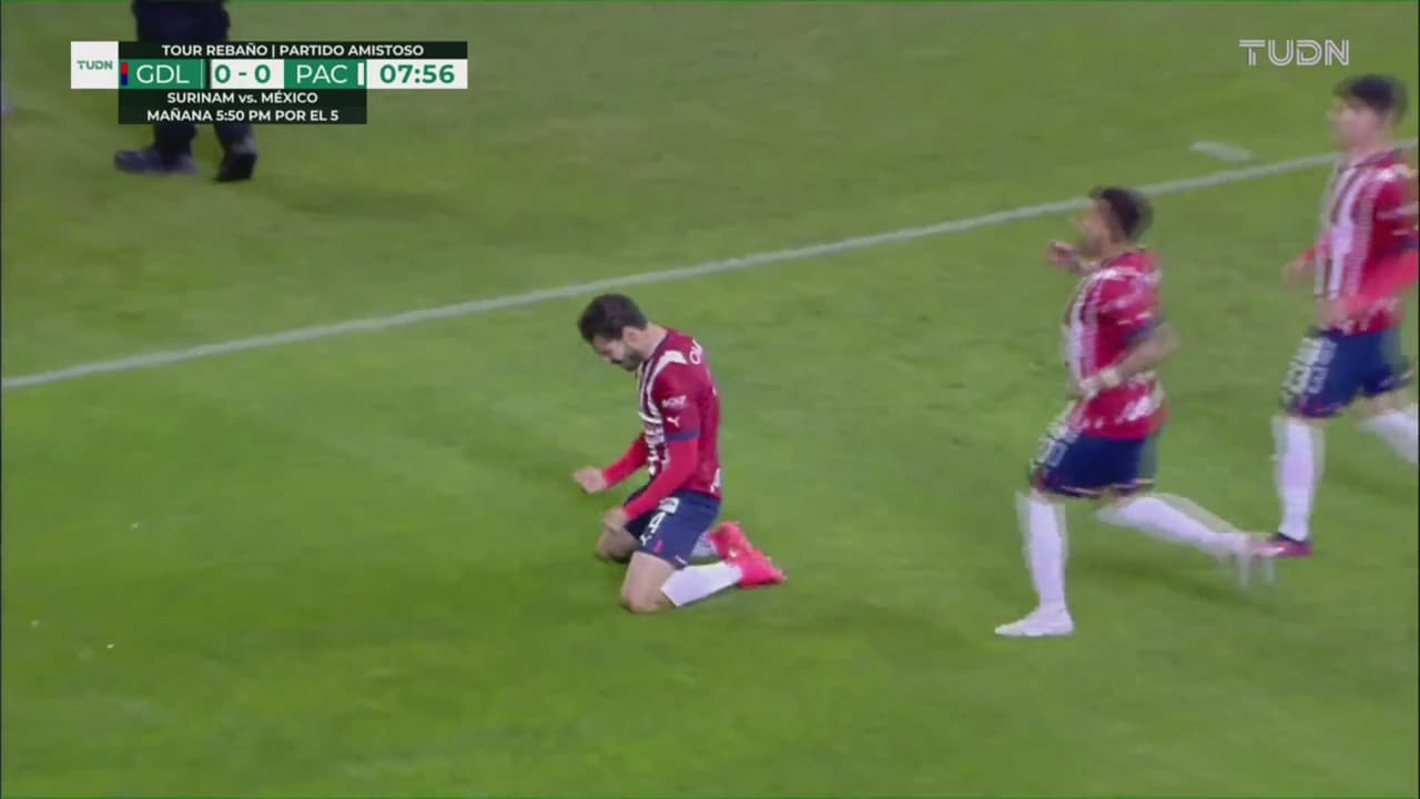 ¡Gol de Chivas! Briseño mete el cabezazo certero y marca el 1-0