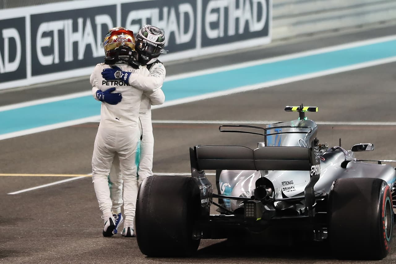 Abrazo de los dos pilotos de Mercedes que ahora enfrentarán una nueva temporada en la que esperan seguir cosechando muchas victorias.