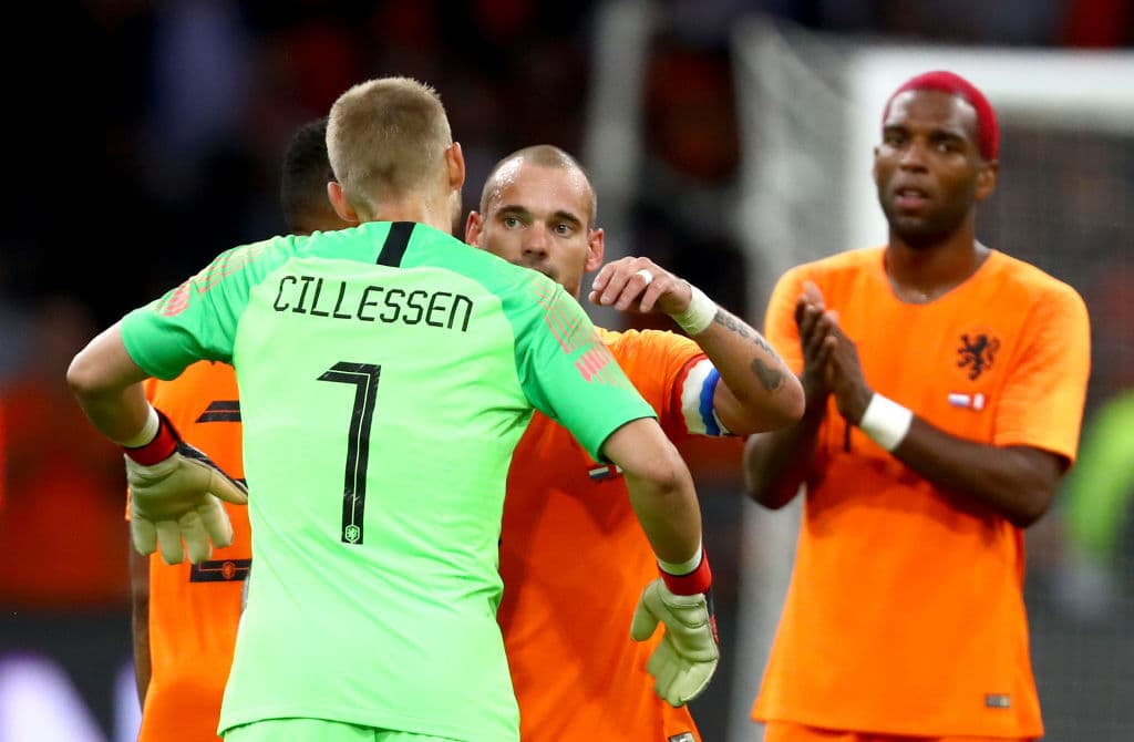 Hasta el arquero Jasper Cillessen salió desde su arco para darle el último adiós a su compañero de selección.