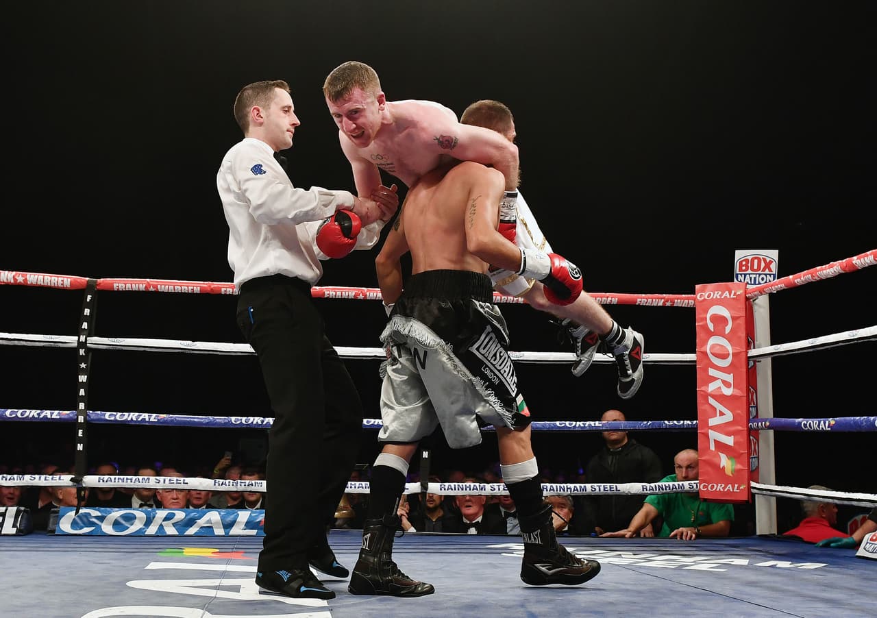 No obstante, el profesionalismo de Slavchev se vino al piso con una acción inédita: decidió cargar a su rival desde las piernas.