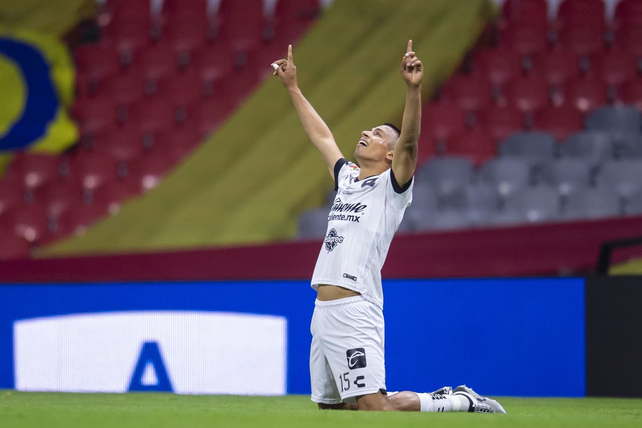 Desde los 12’ del juego, Doldán salió expulsado. Naveda (26’) marcó el primero para adelantar a las Águilas y Sepúlveda (45+1’) emparejó los cartones. En la recta final apareció Henry Martin (84’) para hacer el tanto de la victoria. Las Águilas llegaron a 13 unidades y son líderes; Gallos se quedó en 9. En la J7, América visitará al Atlas y Gallos recibirá al Puebla.