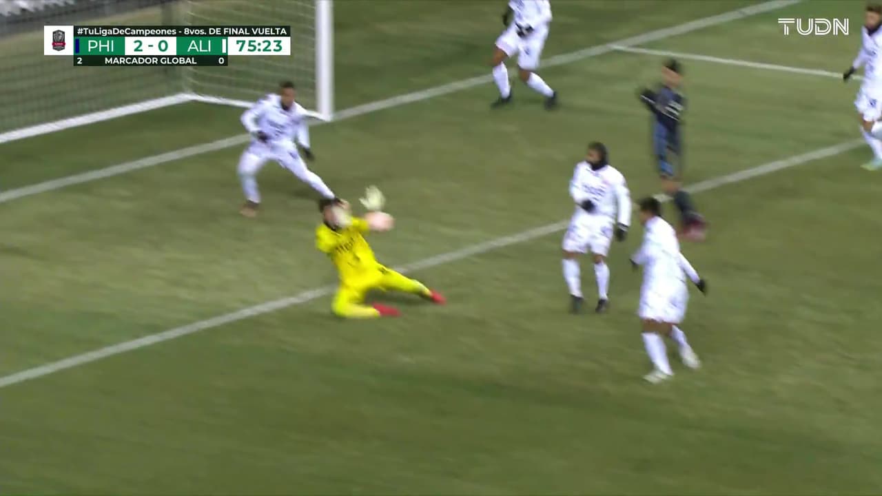 ¡González evita el tercero con gran atajada a disparo de McGlynn