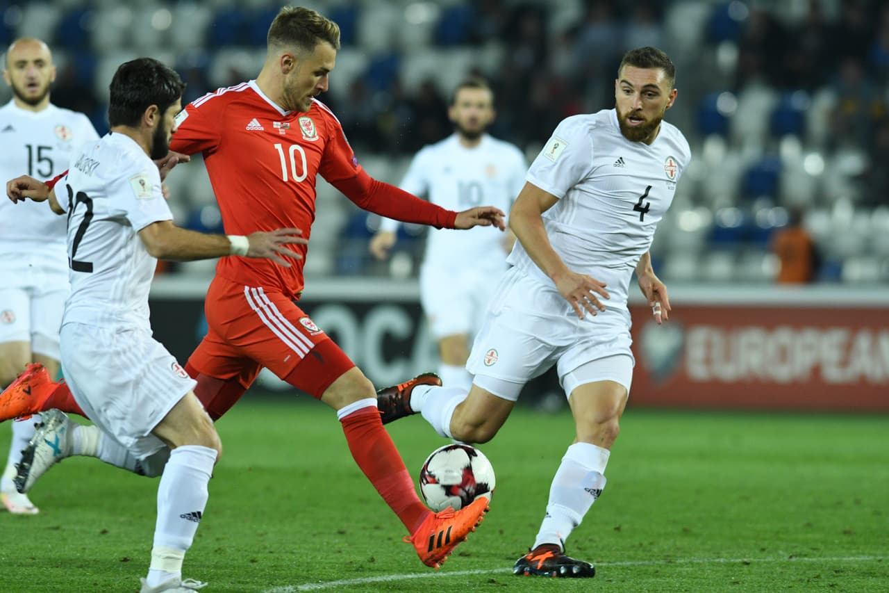 Aaron Ramsey (10) fue el líder del ataque de Gales. Este jugador se ha hecho célebre por la casualidad de que a veces sus goles coinciden con la muerte de celebridades.