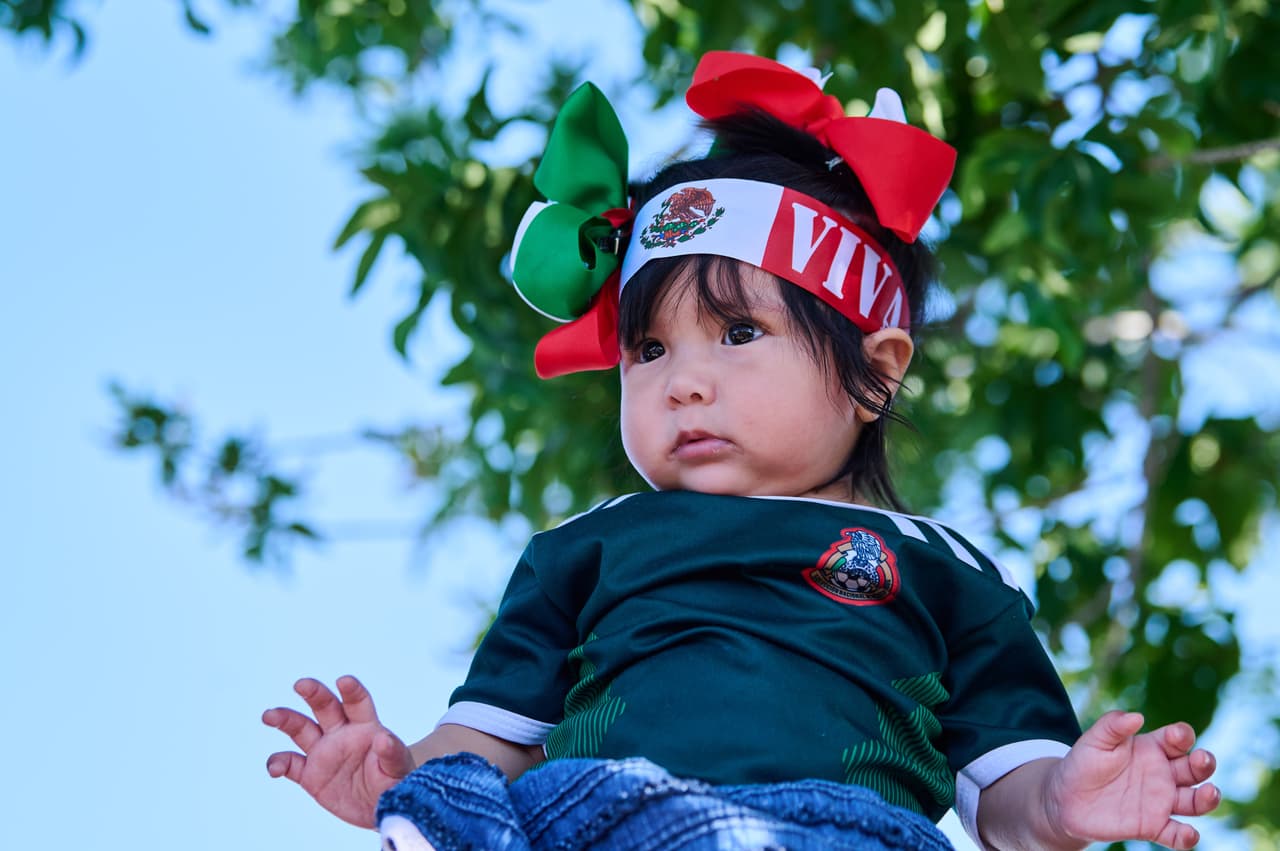 ¡Ambientazo y calorón! Pese a los 100 grados que se dejaron sentir en Glendale, miles de aficionados mexicanos aparecieron en las afueras del estadio para apoyar a su selección en el camino a Qatar 2022.