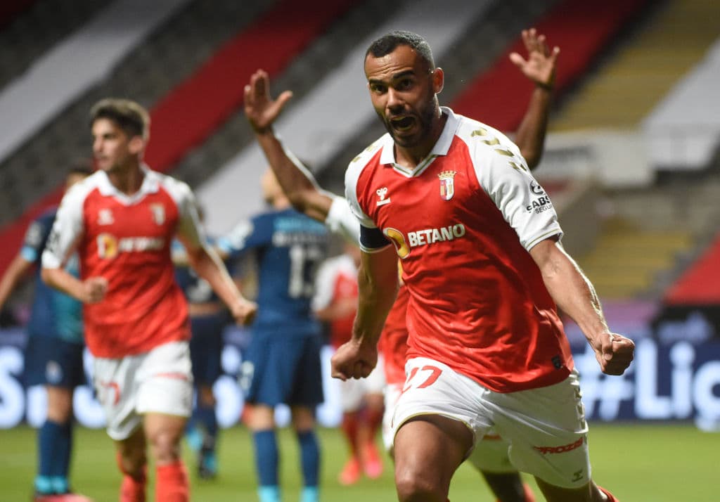 A los 53’ llegó el empate para los locales. Ricardo Horta fusiló desde fuera del área.