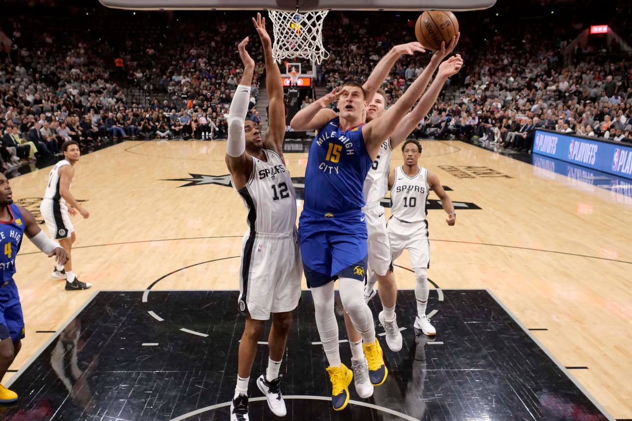 Los San Antonio Spurs forzaron al séptimo y decisivo juego de la serie de primera ronda de Playoffs ante los Denver Nuggets. Les compartimos las mejores imágenes.