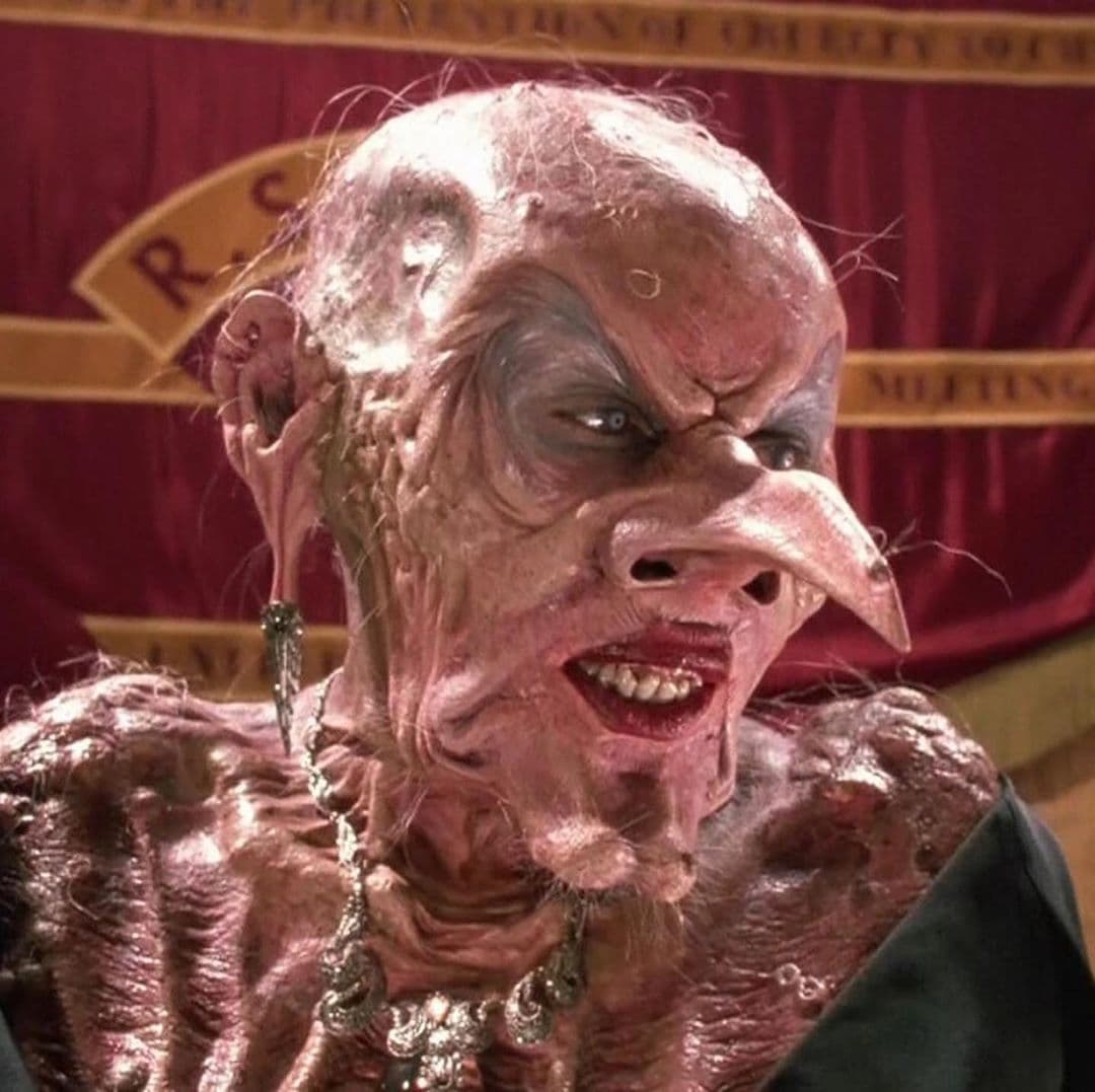 Así lucía la terrorífica bruja encarnada por Anjelica Houston en la versión de 1990.