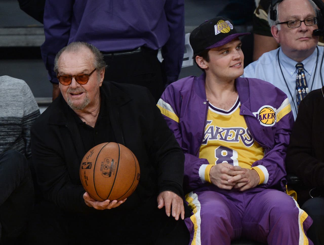 Nicholson con todo y balón.