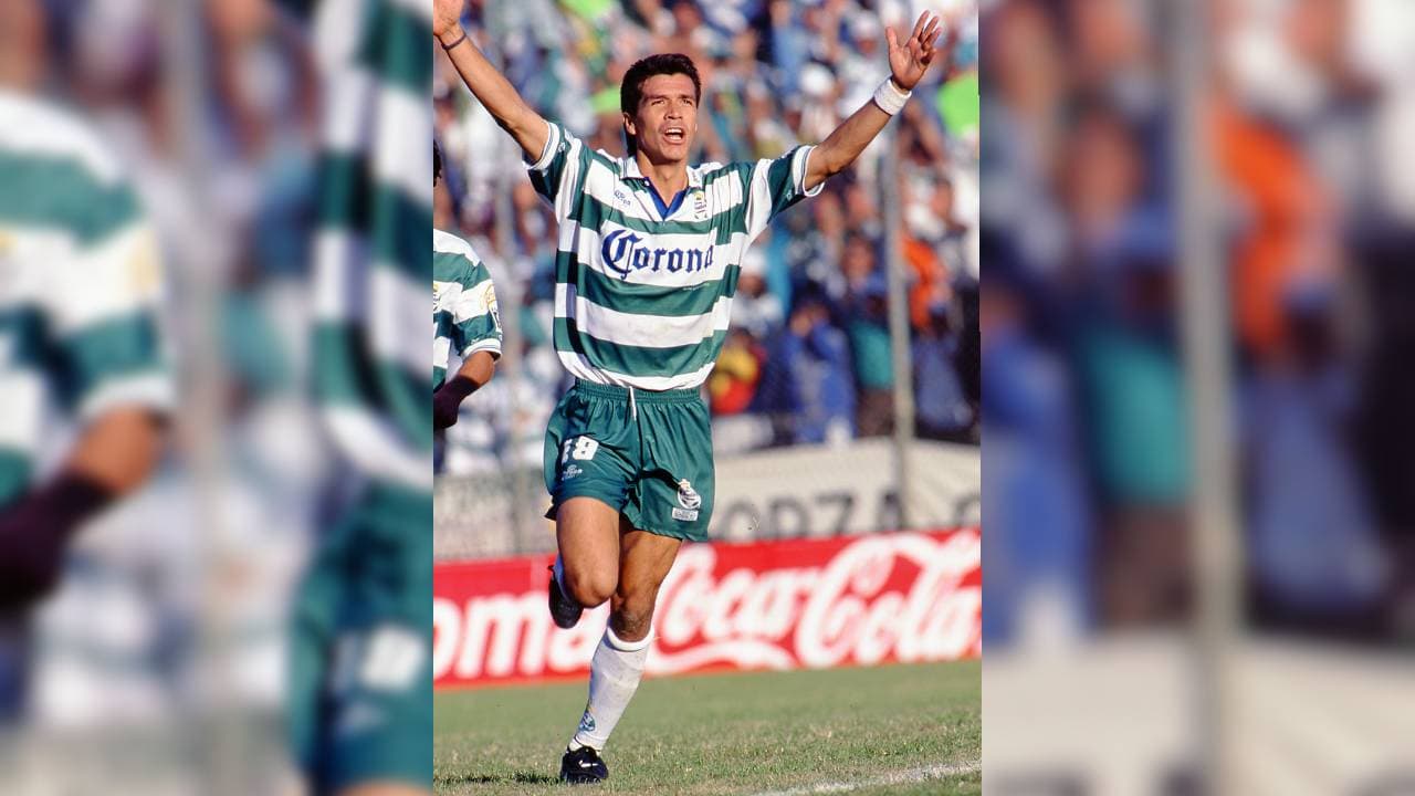 Jared Borgetti | Portó diez uniformes: Atlas, Santos, Dorados, Pachuca, Cruz Azul, Monterrey, Chivas, Puebla, Morelia y León.