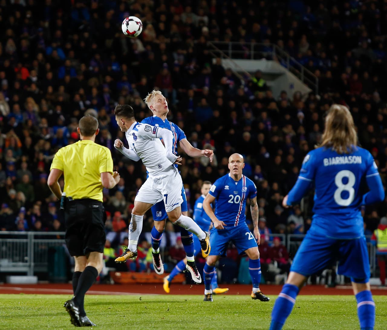 Con los nervios normales ante un partido de tal magnitud para Islandia, los primeros minutos fueron bajos.