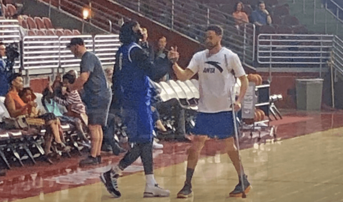Cordial saludo entre LeBron James y Klay Thompson.