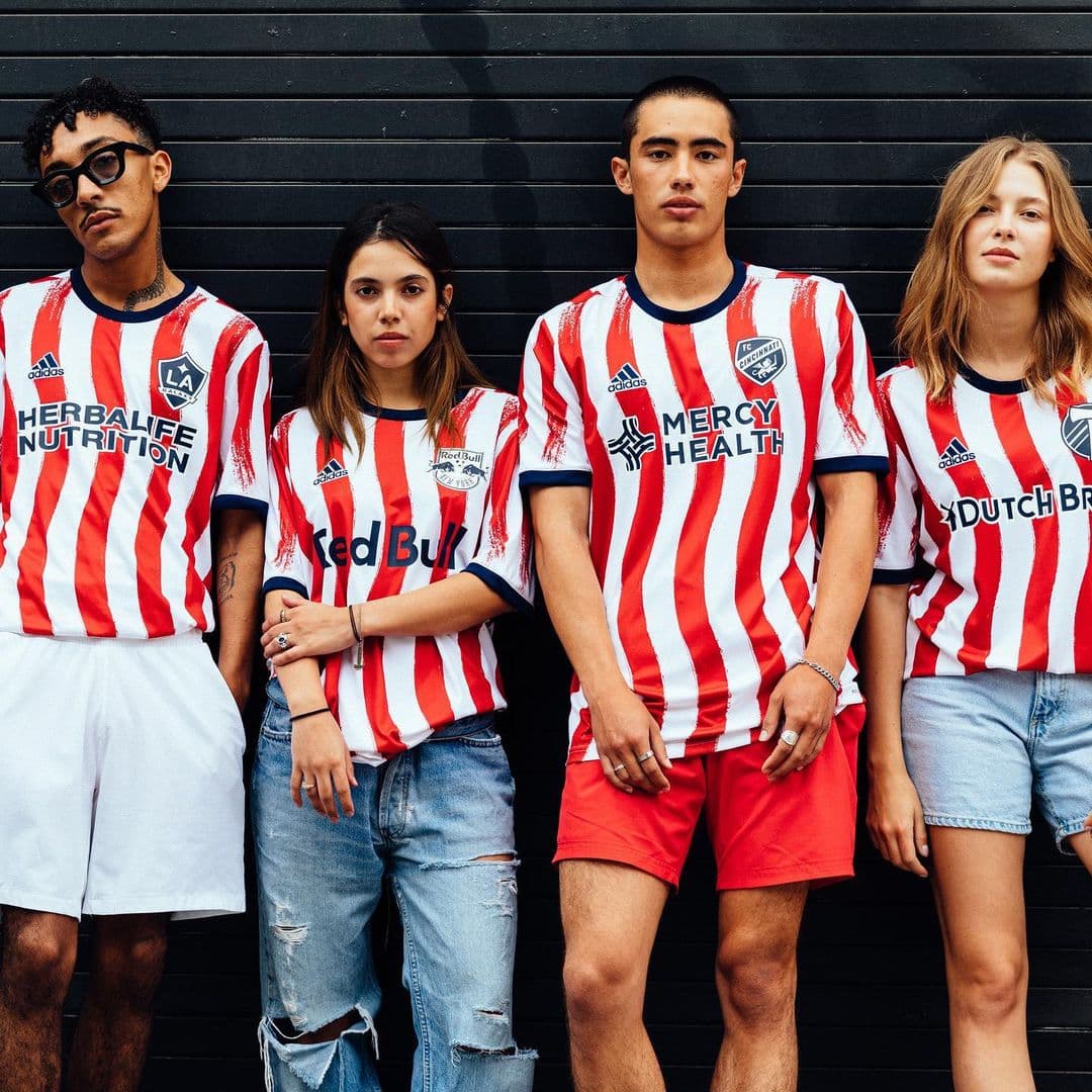 El diseño está basado directamente de la bandera estadounidense.