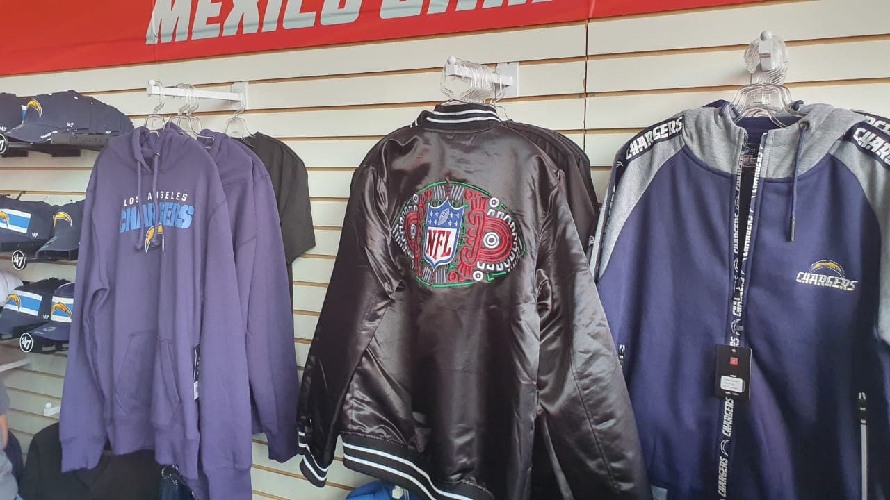 Aficionados aprovechan para comprar productos en la NFL Shop.