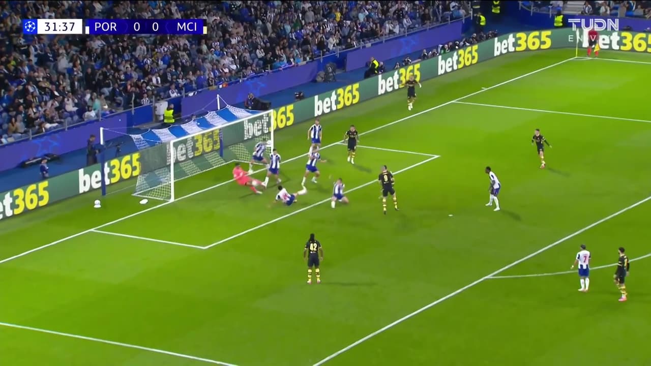 ¡Doble atajada enferma! Costa evita el gol del Manchester City