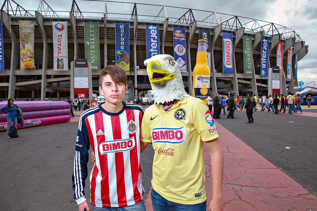 Ciudad de México 1 de Noviembre de 2014. Aficionados previo al partido correspondiente a la jornada 15 del torneo apertura 2014 de la liga Bancomer MX, entre las águilas del América y las chivas rayadas de Guadalajara, "clasico nacional"realizado en el estadio azteca. Foto/Imago7/Etzel Espinosa