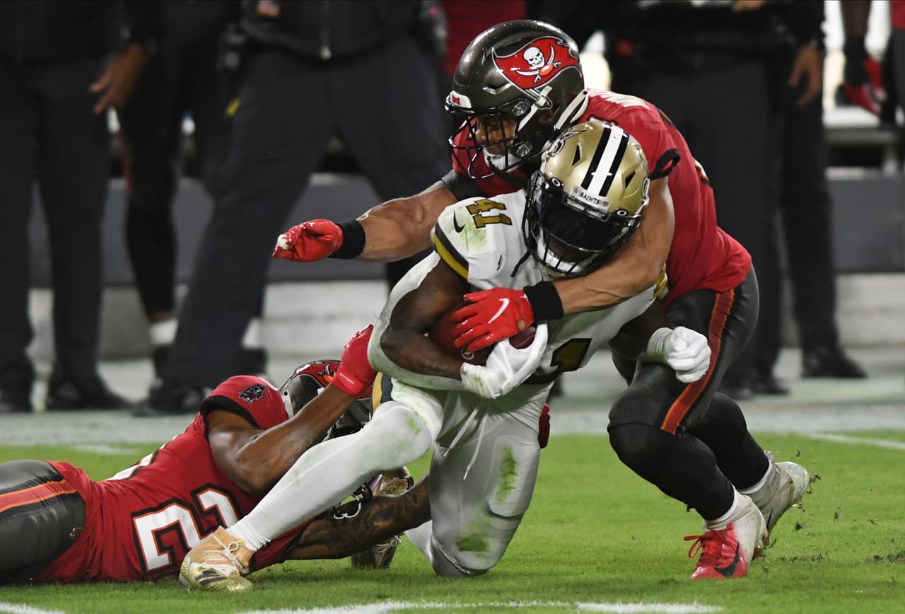 Drew Brees tiene una estupenda noche frente a los Buccaneers y con cuatro pases de anotación y cero intercepciónes, los Saints vencen a Tampa 38-3 en su casa.