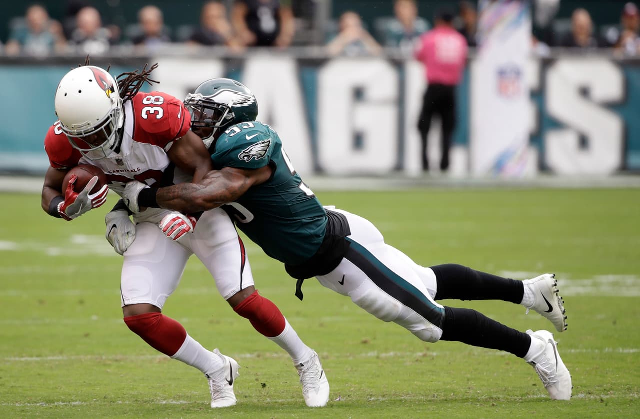 Cardinals intentó regresar con variantes en tierra pero aún corriendo la defensa de Eagles se vio imponente.