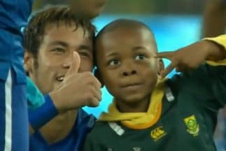 Neymar evitó que policías sacaran del campo de juego a un niño sudafricano
