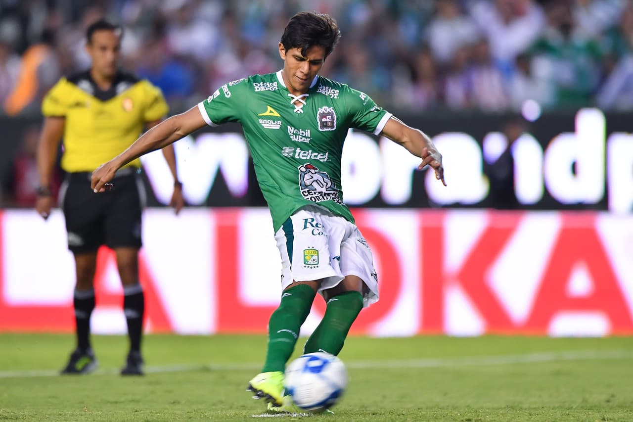 El joven delantero de León mostró personalidad desde el manchón penal para anotar ante Chivas.