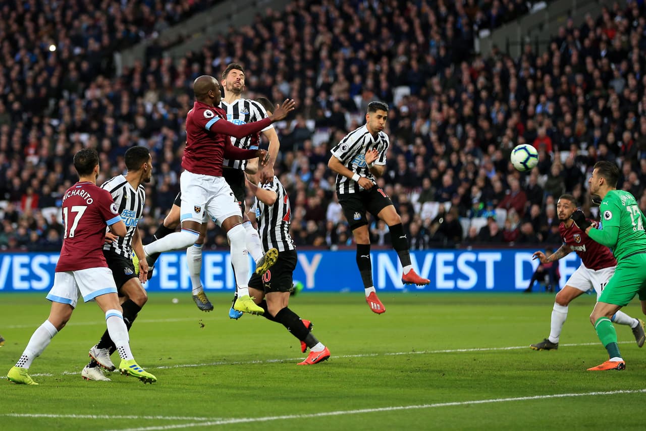 Declan Ricefue quien se encargó de abrir el marcador en favor de los londineses con este cabezazo en el área.