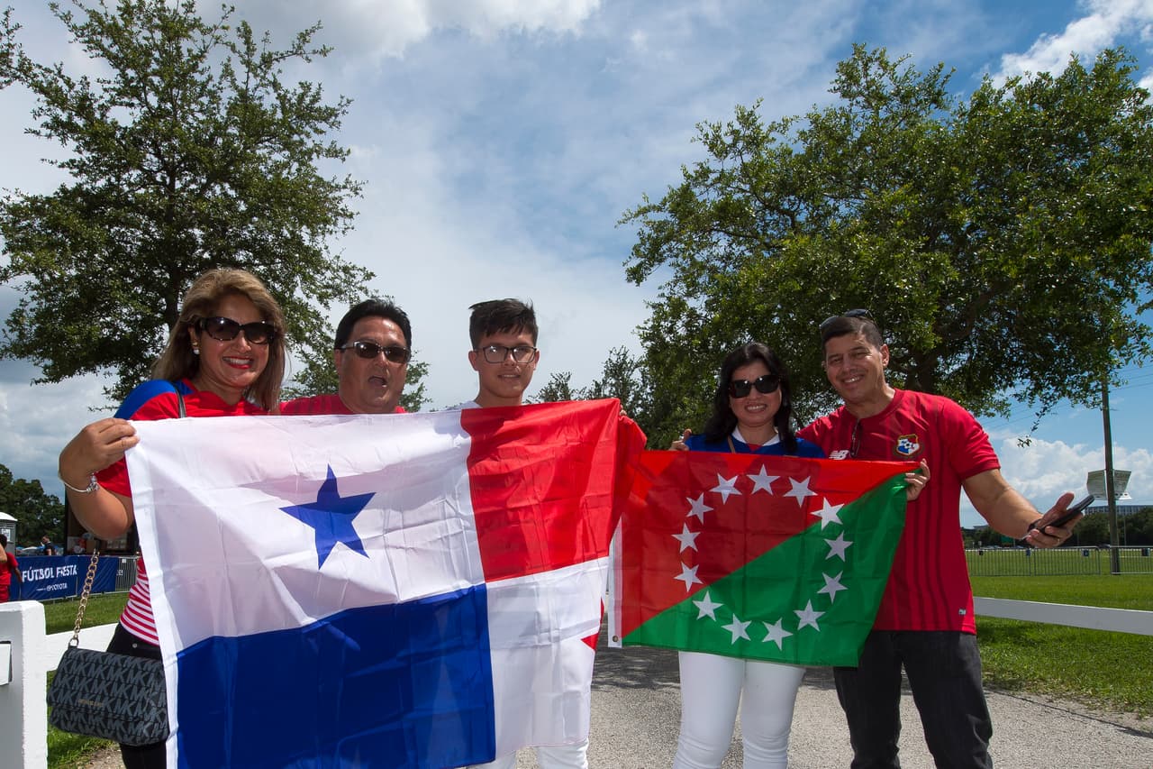 Las banderas de los múltiples países se unieron en medio de la hermandas antes del partido contra Nicaragua.