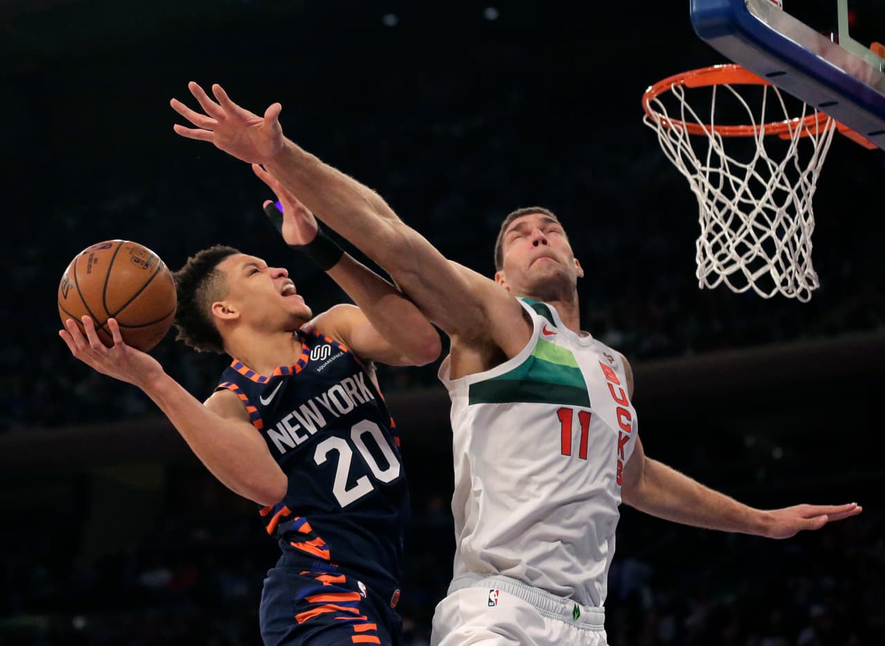 El novato Kevin Knox (20) anotó 21 puntos para los Knicks, quienes han perdido seis duelos navideños seguidosy cayeron au récord de 22-31 en sus 53 encuentros durante estas fechas.