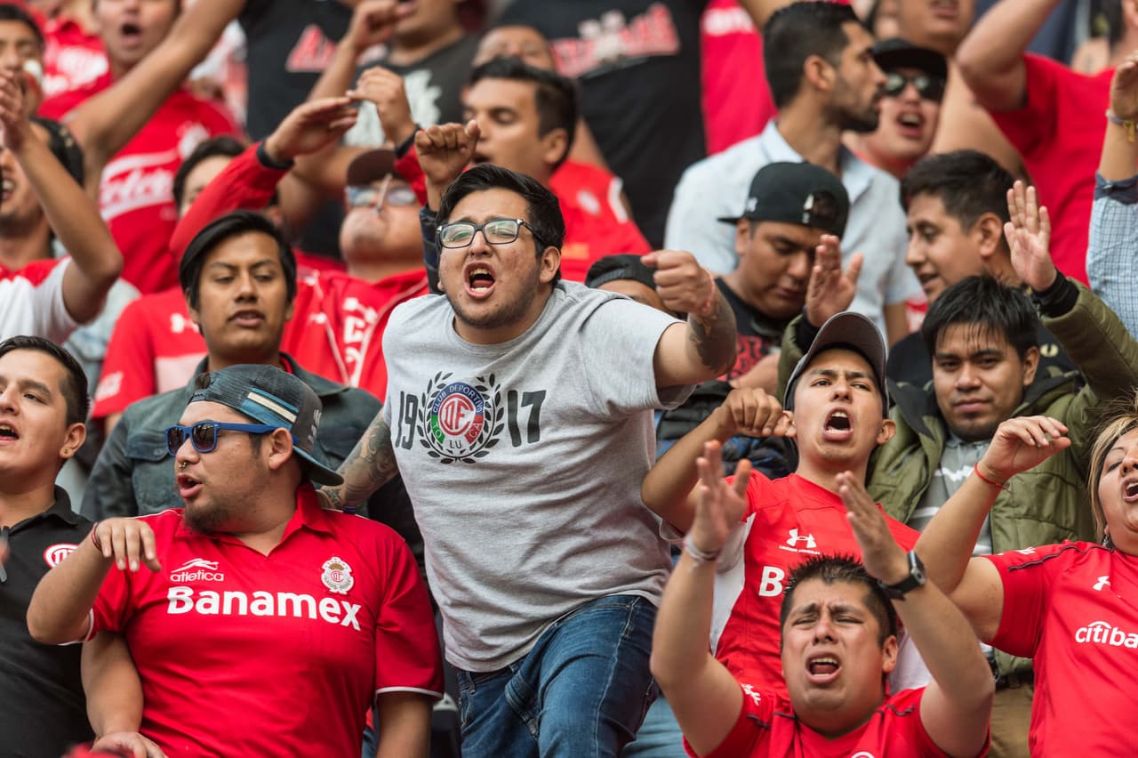Con la ventaja de ser locales, los aficionados del Necaxa fueron los que primero llegaron al estadio Victoria pero al final se llenó de color y buen ambiente junto a los fanáticos del Toluca.