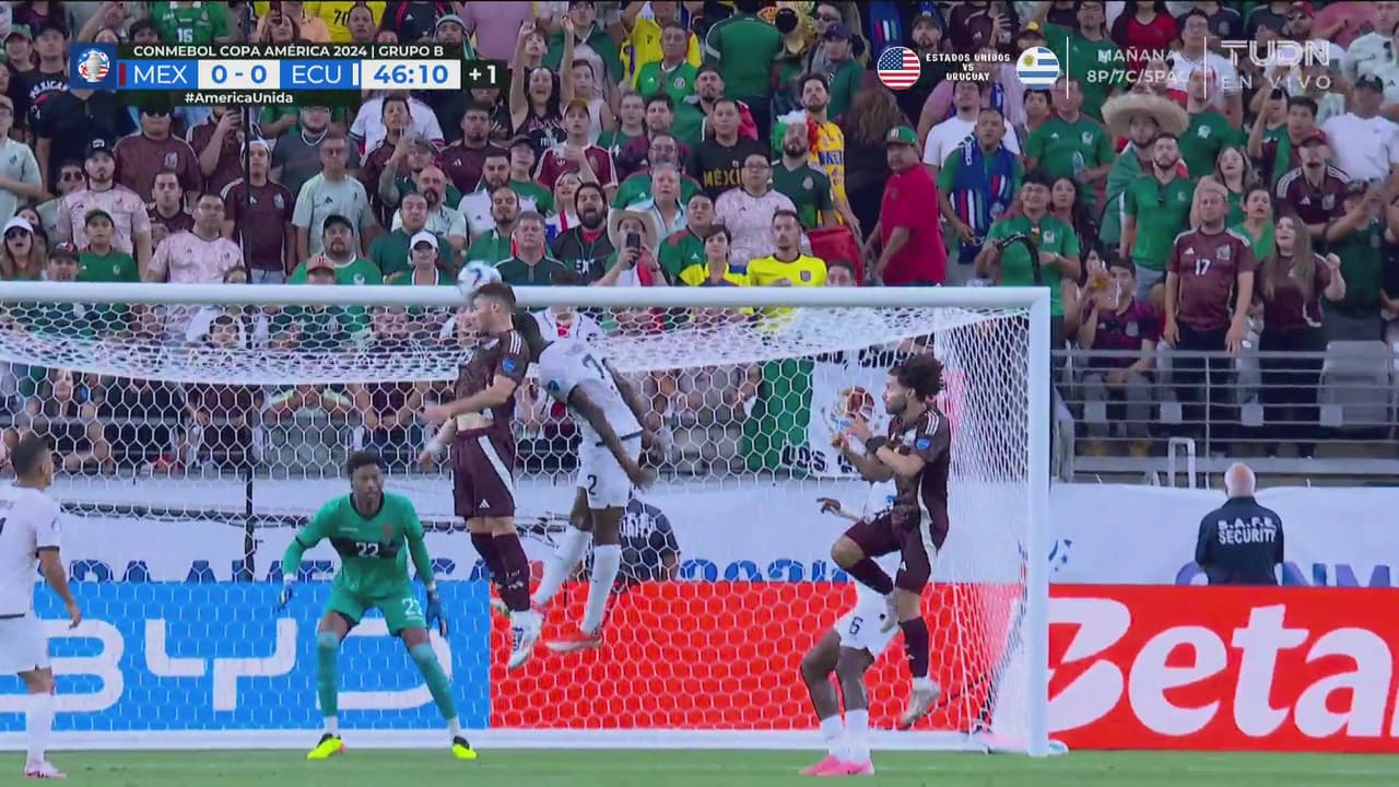 ¡Apenas arriba! Giménez mete cabezazo encima del travesaño