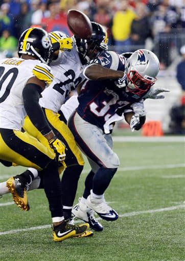 En esta jugada el corredor Dion Lewis perdió el ovoide, que afortunadamente Gronkowski recuperó.