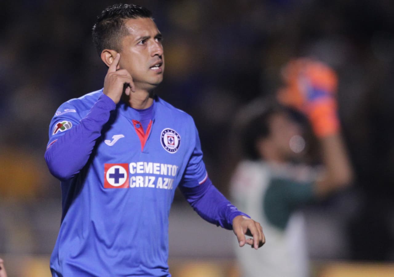Hernández, marcó el gol que puso al frente en el marcador a los celestes y así festejó la anotación. Cruz Azul no ha ganado en el año y se habla de crisis, motivo por el cuál, festejó así.