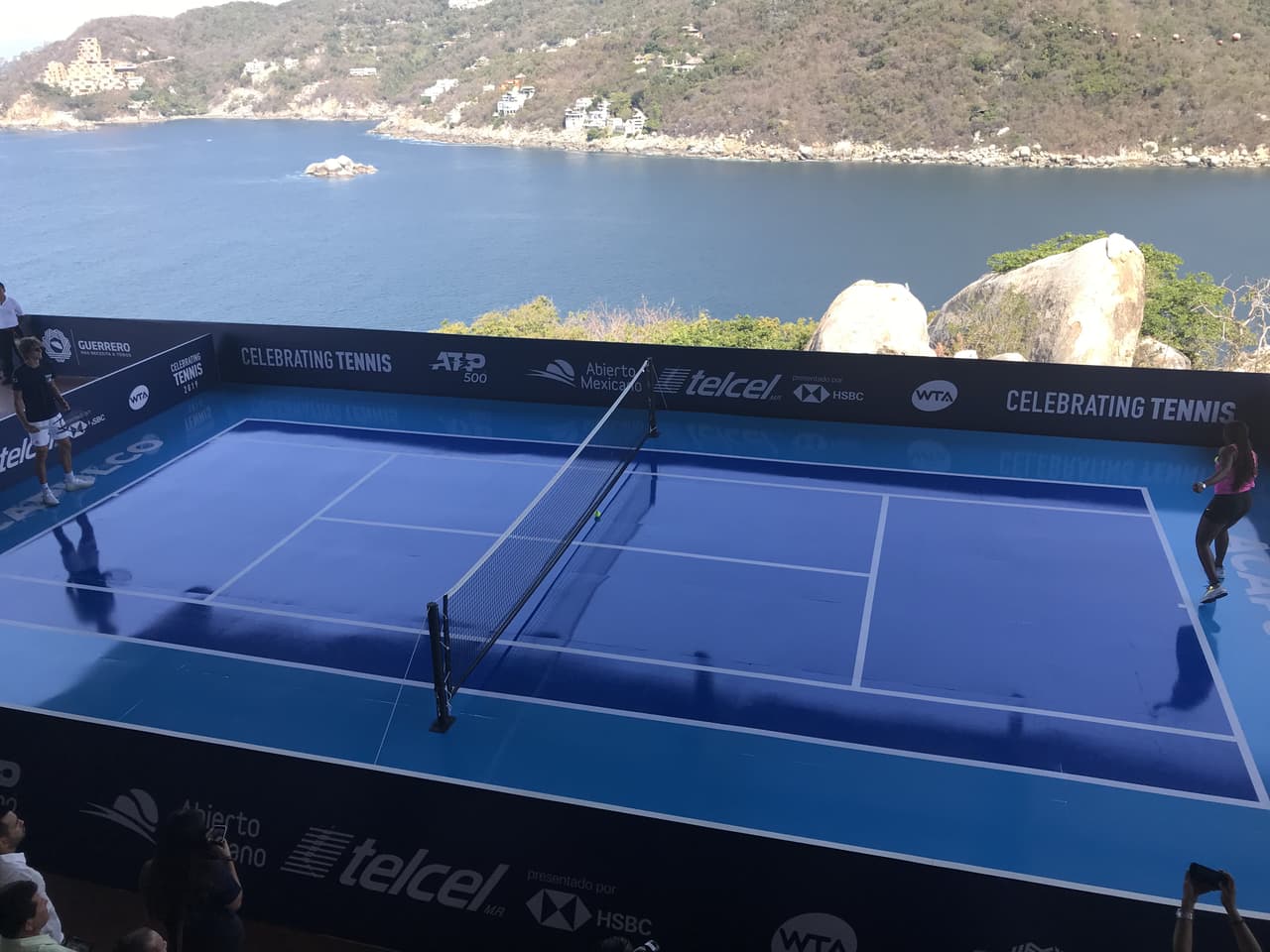 En esta imegen se puede apreciar de mejor manera cómo se veían Zverev y Stephens en este acto protocolario.