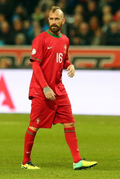 Raul Meireles. Posición: Mediocampista. Fecha de nacimiento: 17 de marzo de 1983. Club: Fenerbahce SK, Turquía.