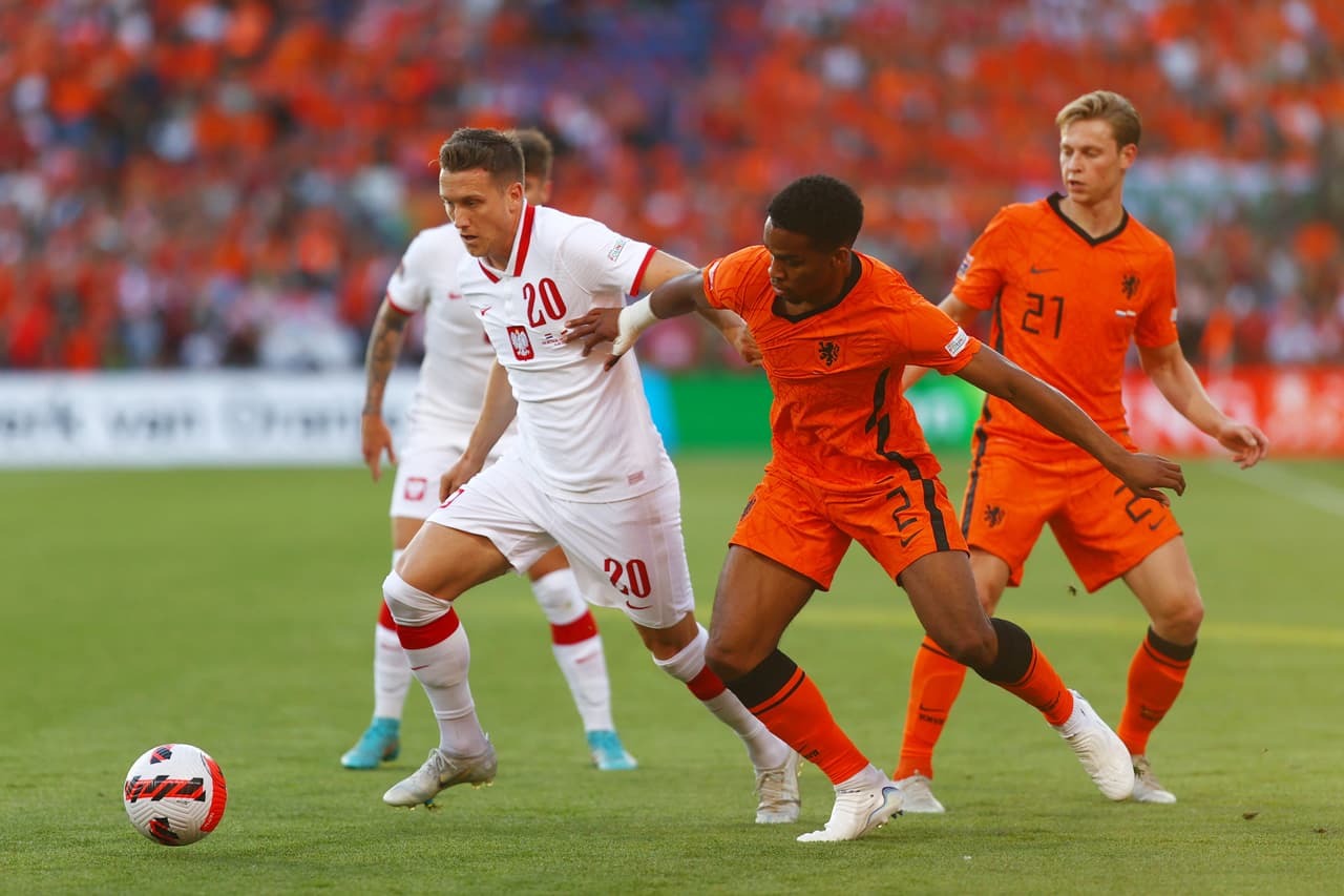 Polonia se puso en ventaja de dos goles gracias a los tantos de Cash y Zieliński, pero los Países Bajos reaccionaron con las anotaciones de Klaassen y Dumfries.