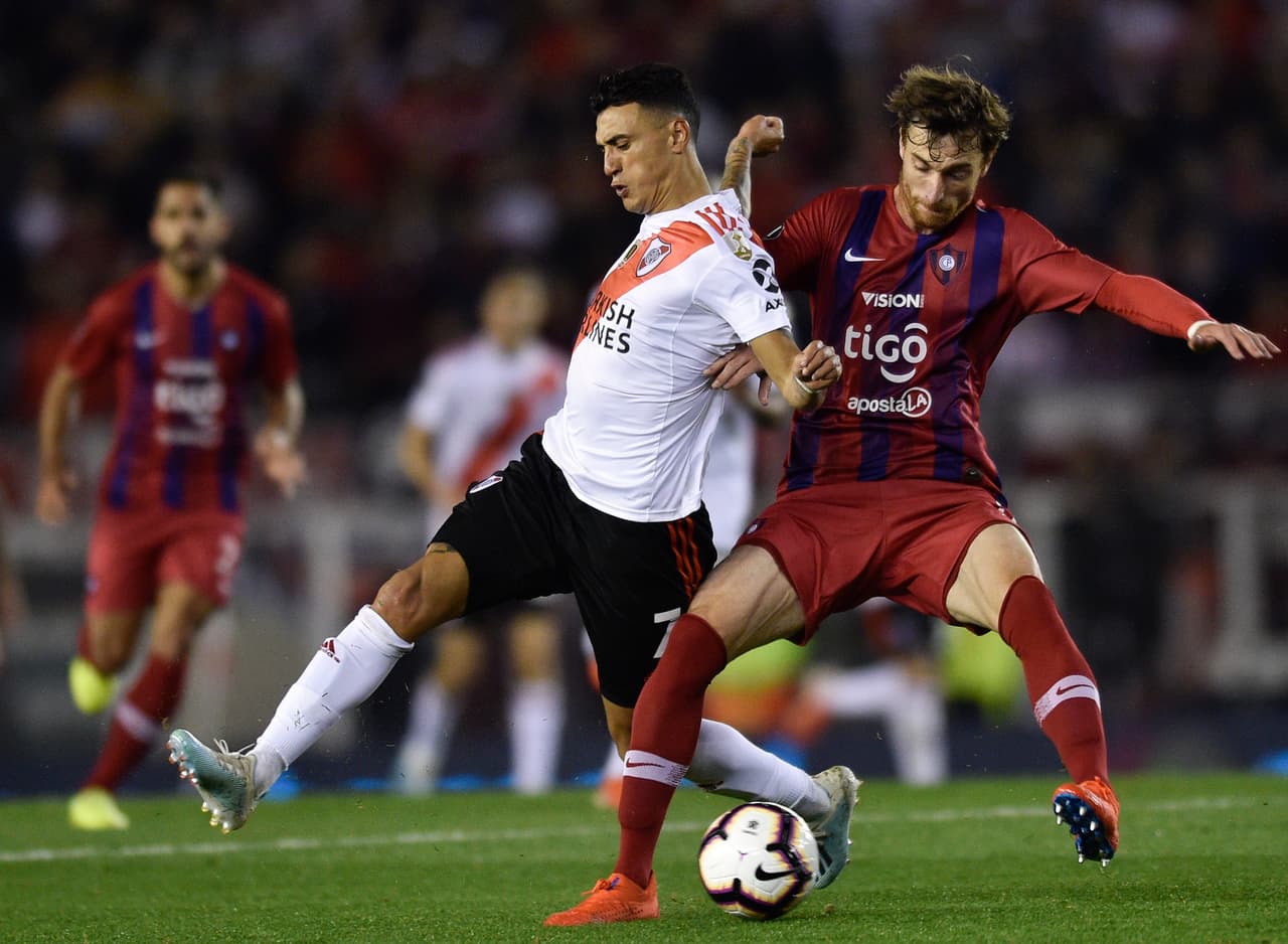 En el ataque de River Plate el titular fue Matías Suárez en detrimento de Lucas Pratto. El zaguero de Cerro es el vasco Fernando Amorebieta.