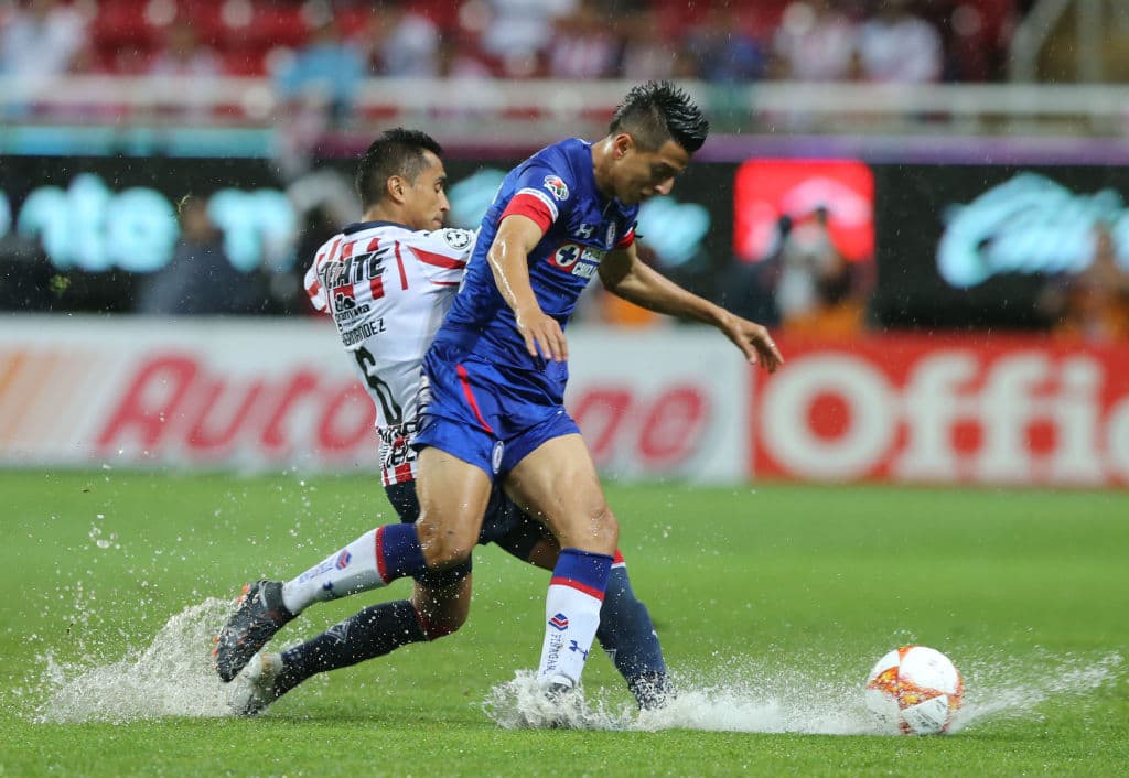 Defensa por izquierda: Edwin Hernández (Chivas)