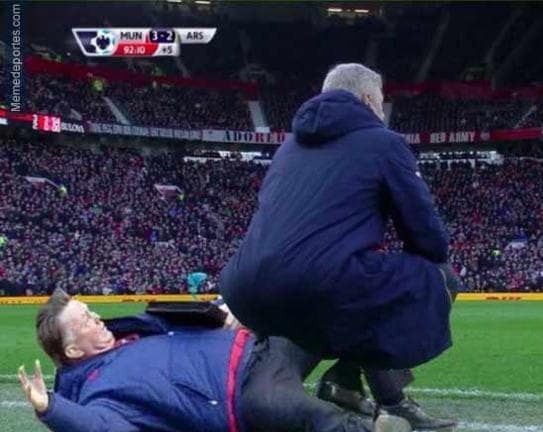 Fotos y memes de la caída de Van Gaal