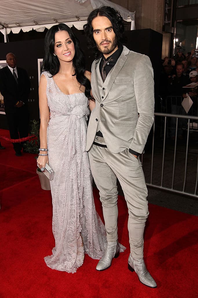 A fines de 2010, la princesa del pop compró un boleto de Virgin Galactic de $ 200,000 para ella y su entonces prometido Russell Brand.