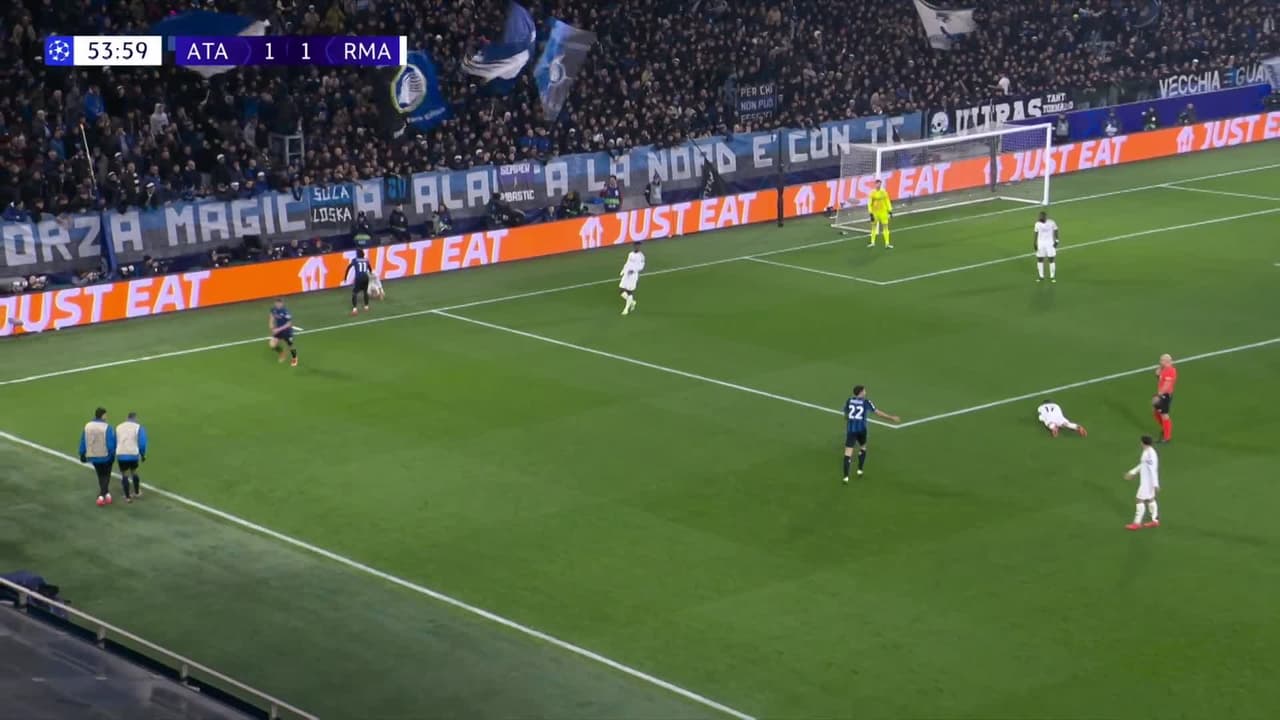 ¡TIRO ATAJADO! disparo por Ademola Lookman.