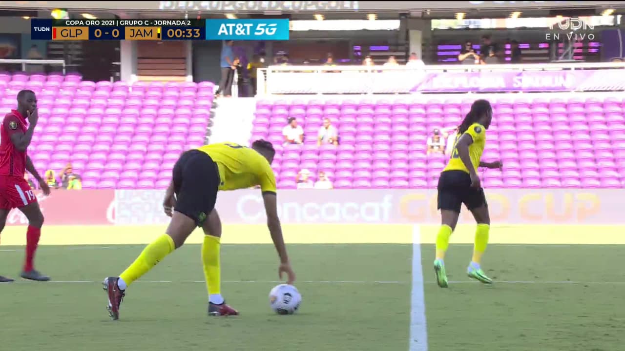 Arranca el partido y la pelota está en juego.