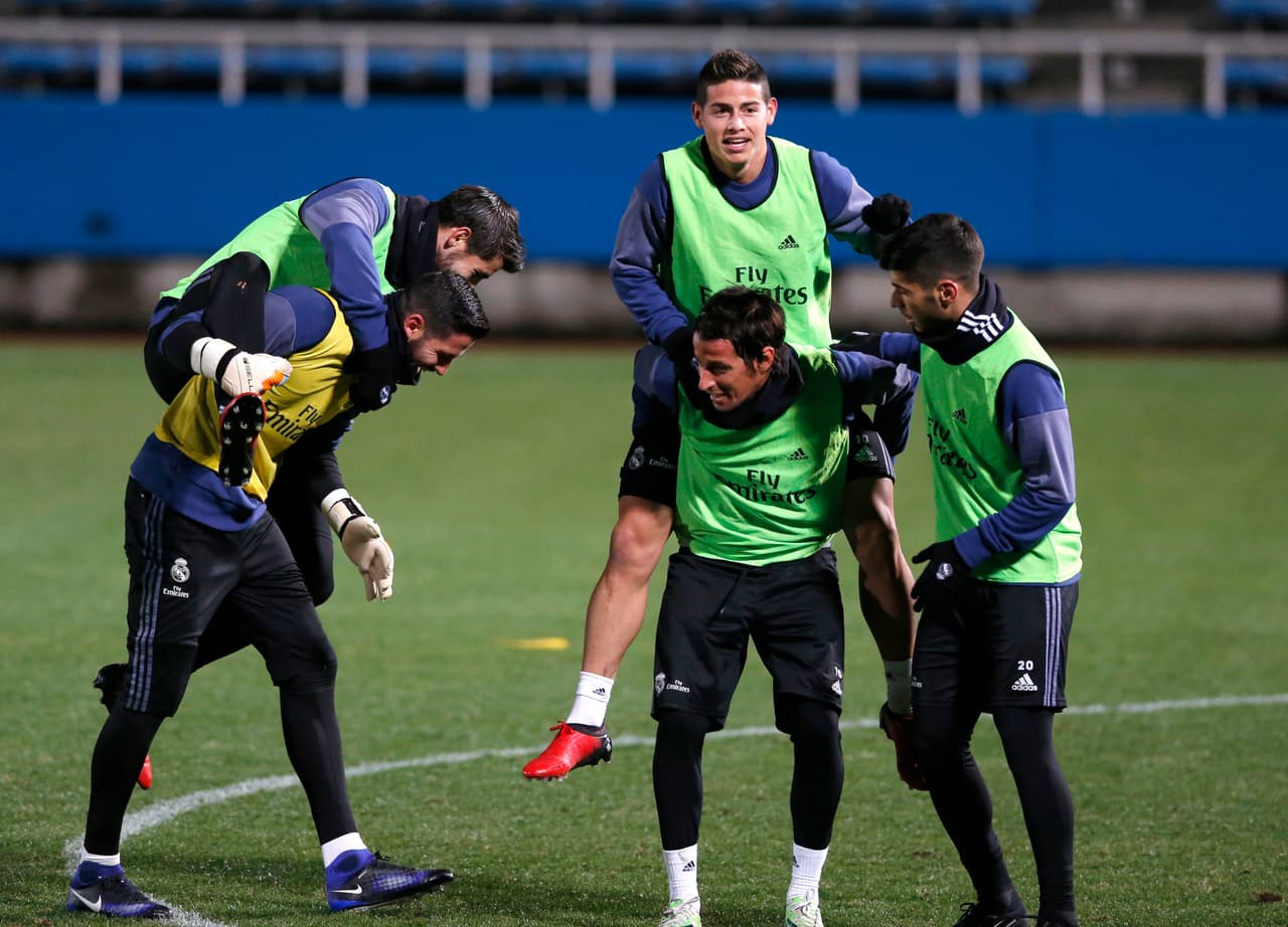 En medio del frío en Japón, Real Madrid hizo una práctica luego de su triunfo en semifinales contra el América. En el equipo español, se nota buen ánimo con miras a su partido contra Kashima, con un Cristiano Ronaldo motivado, un Sergio Ramos concentrado y un equipo que vive la fiesta del Mundial de Clubes.