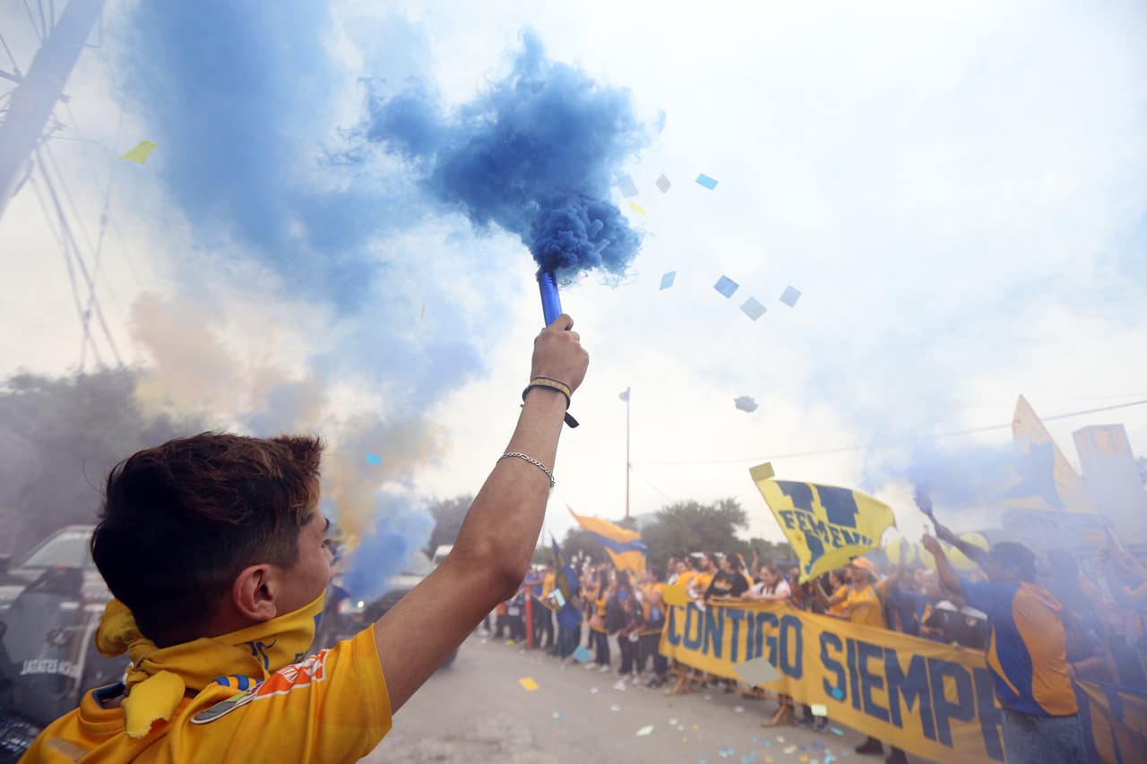 Los fanáticos viven con emoción los minutos previos al juego entre Tigres y Rayadas por la Final de la Liga MX Femenil Clausura 2019.