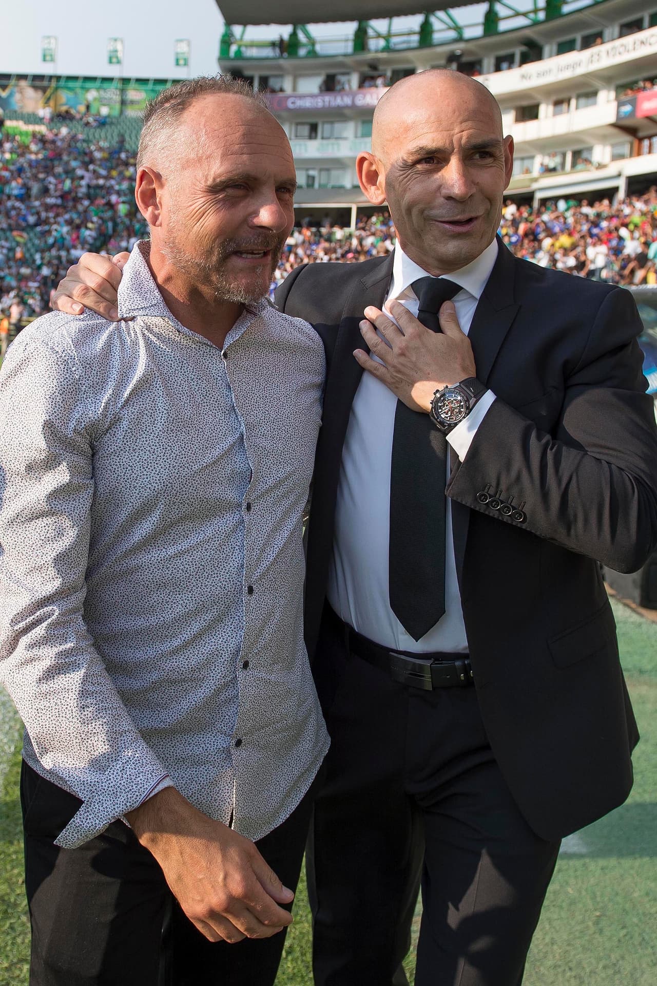 Antes del comienzo del partido, Paco Jémez y Javier Torrente se saludaron afectuosamente.