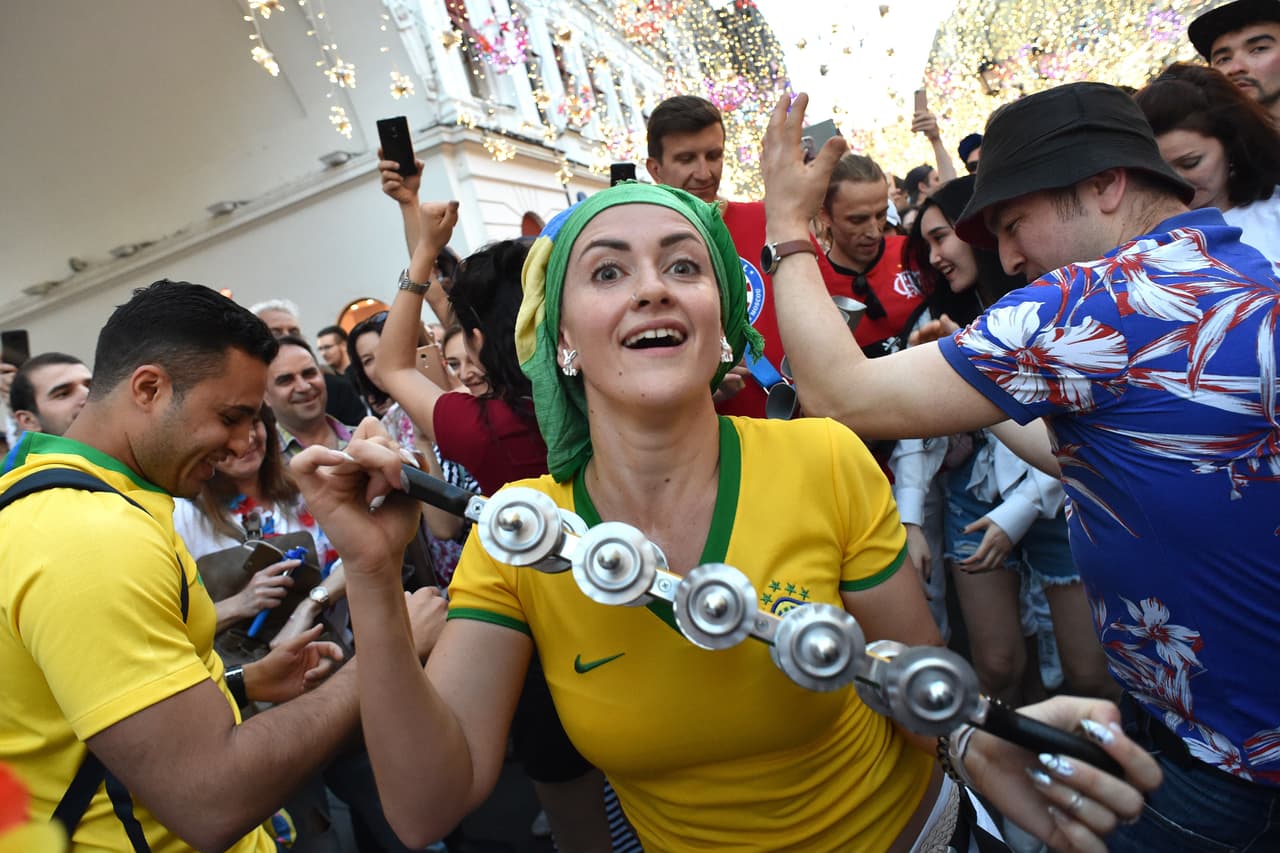 Brazil's national football team supporters cheer outside the Kremlin on June 16, 2018, in Moscow, during the Russia 2018 World Cup football tournament (Photo by Vasily MAXIMOV / AFP) (Photo credit should read VASILY MAXIMOV/AFP/Getty Images)