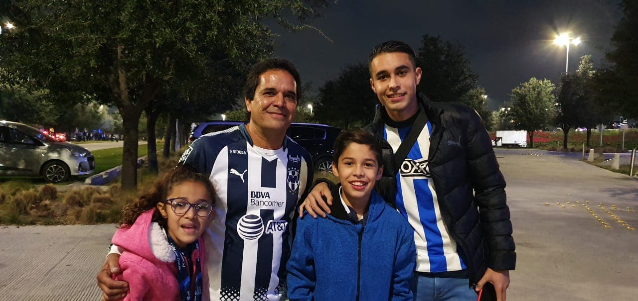 La afición de Rayados muestra confianza en su equipo y llega al Estadio con banderas, cánticos y bengalas.