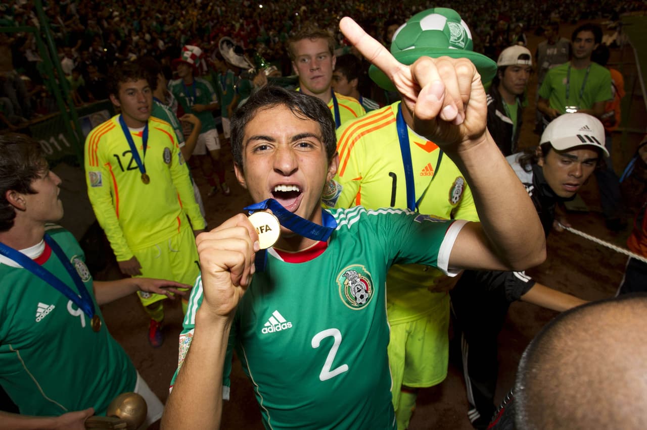 Francisco Flores era el dueño de la lateral por izquierda. Entonces era canterano de Chivas de Guadalajara.