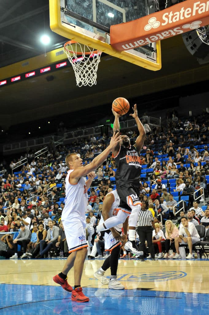 Y hablando de Floyd Mayweather Jr., aquí tratando de meter una canastas sobre Rob Gronkowski.