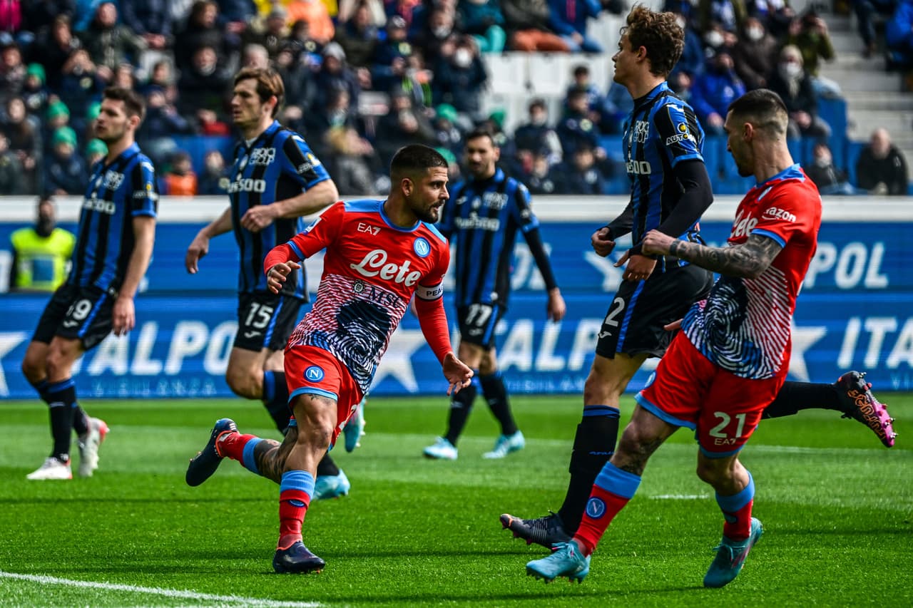 Napoli venció al Atalanta con goles de Lorenzo Insigne, Matteo Politano, Eljif Elmas, quien anotó tras recibir el balón de Hirving Lozano.